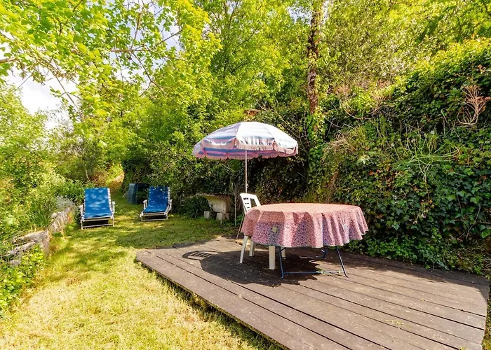 Maisonnette Dans Un Ecrin De Pierre Et De Verdure
