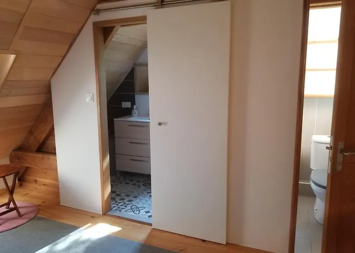 Maisonnette Dans Un Ecrin De Pierre Et De Verdure