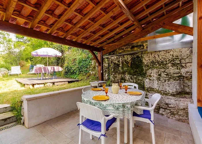 Maisonnette Dans Un Ecrin De Pierre Et De Verdure