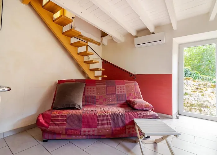 Maisonnette Dans Un Ecrin De Pierre Et De Verdure