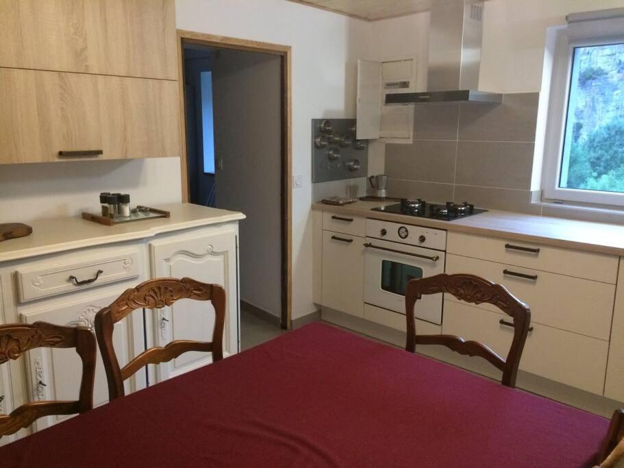 Maisonnette Dans Un Ecrin De Pierre Et De Verdure *