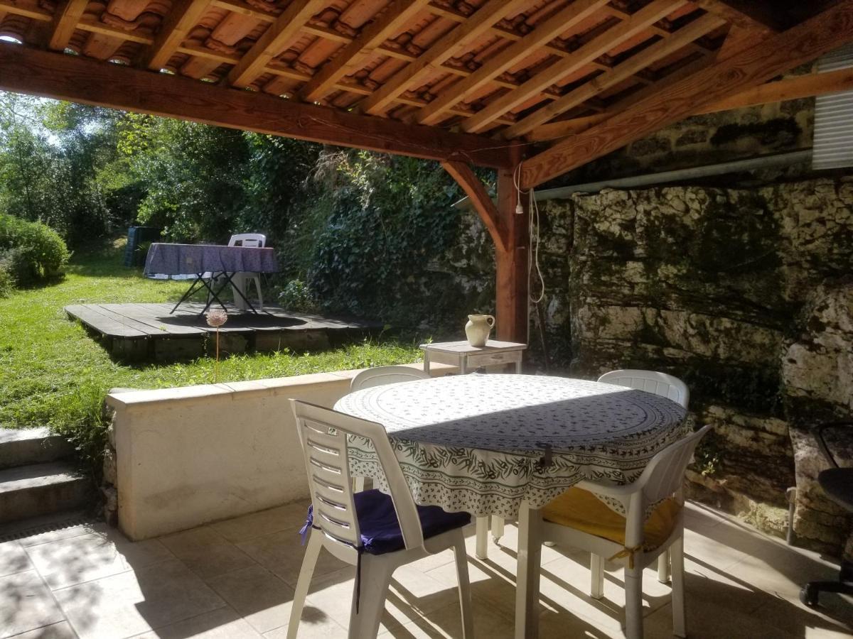 Maisonnette Dans Un Ecrin De Pierre Et De Verdure